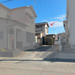 隣地の通路と共有で使っています。