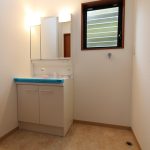 1階洗面所　シャワー付洗面化粧台　洗濯機置場　