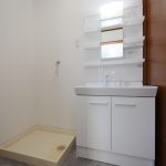 １階洗面化粧台・洗濯機置場