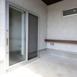 駐車場横にEV車用コンセント(200V)があります。濡れずに室内に入れます。 駐車場横にEV車用コンセント(200V)があります。濡れずに室内に入れます。