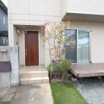 玄関前 ウッドデッキ付です (玄関) 玄関前 ウッドデッキ付です (玄関)
