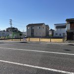 道路を挟んで東側より撮影　 (外観)