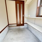 玄関横の納戸　外からも玄関内からも出入り可能です