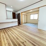 ＬＤＫ（１階）すぐ横は和室で広々使えます (居間)