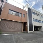 茶色・白色の建物は、繋がっています。(外観)