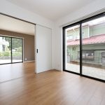 １階洋室（４．５帖）とリビング　一体で広く使えます。 (内装)