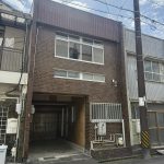 駐車場1台分有 昭和46年築 前面道路幅員広々8m 駐車場の上部にも収納有(外観) 駐車場1台分有 昭和46年築 前面道路幅員広々8m 駐車場の上部にも収納有(外観)