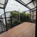 ２階バルコニー　一部屋根が付いています。南東側は、お寺・お墓がありますが、日当たりは確保できます。