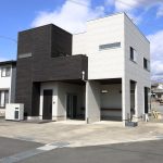 令和3年築 リフォーム済 駐車場4台 三方道路で広々しています! (外観) 令和3年築 リフォーム済 駐車場4台 三方道路で広々しています! (外観)