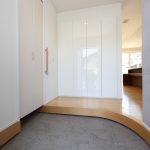 1階玄関内　玄関を入って正面には、棚付きの靴入れがあります。 (玄関)