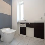 トイレは、１階と2階についています。トイレには、防臭・調湿効果のあるエコカラットが付いています。