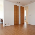 2階洋室（9帖）横にWICとパソコンカウンターがあります。 (内装)