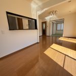 1階リビングダイニング　奥の和室と一体で使えます (居間)