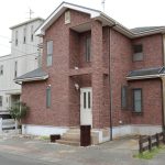 2000年築　サーラ住宅施工のリフォーム済中古住宅です。クロス貼替、畳表替、CF貼替しています。バス新品、TVモニターホンは新品交換しました。ご案内可能です。お気軽にご連絡ください。(外観)