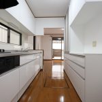 １階ガス仕様のキッチン（３口コンロ）　 (キッチン)