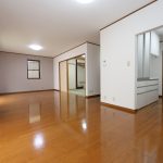 １階ＬＤＫ　南向きのリビング (居間)