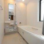 1階浴室　バスは新品交換済です。洗面所（洗濯機置場）・浴室へは、キッチンからも玄関ホールからも行けるようになっています。家事動線を考えられた間取りとなっています。 (風呂)