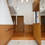 玄関は、天井が吹抜けとなっています。 (玄関)