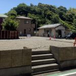 手前がＡ区画です。手前の道路より敷地は高くなっています。奥の道路からは、段差なしで敷地内に入れます。(外観)
