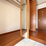 玄関に大きな収納付　上着、靴などたくさん収納できます。 (玄関)