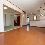 1階ＬＤＫ+和室　22.9帖　和室が大きく開きます (居間)