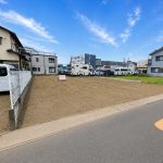 北西側市道(幅員6m)に接道しています。間口12mです。(外観) 北西側市道(幅員6m)に接道しています。間口12mです。(外観)