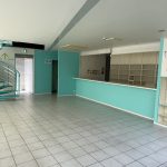 入ってすぐのカウンター (内装)