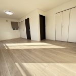 ２階洋室　間仕切りをすれば、２室に変更可能です。