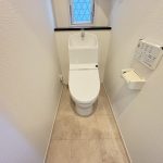 温水洗浄便座付トイレ　トイレは各階にあります。