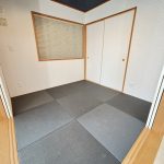 １階リビング・キッチン横の和室　リビングからもキッチンからもドアが大きく開くので、一体として使えます。 (内装)