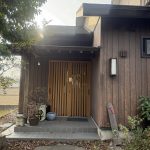 玄関前 (玄関)