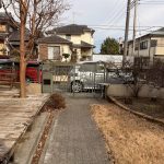 駐車場から玄関