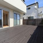 南向きのウッドデッキ（塗装済）