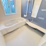 1階　窓付の浴室　追い焚き機能付 (風呂)