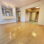 １階ＬＤＫ（14帖）隣の和室と一体で使えます。 (居間)