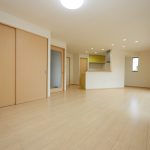 １階ＬＤＫ（20帖）すぐ南側にサンルームあります！クロス貼替済。 (居間)