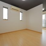 ２階東側洋室（9.4帖）横にＷＩＣ（3帖）のあるお部屋です。 (寝室)