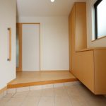 玄関内　玄関収納も付いています。 (玄関)