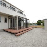 南側より撮影　サンルーム・ウッドデッキ・屋外水栓・屋外簡易物置付です。 (外観)